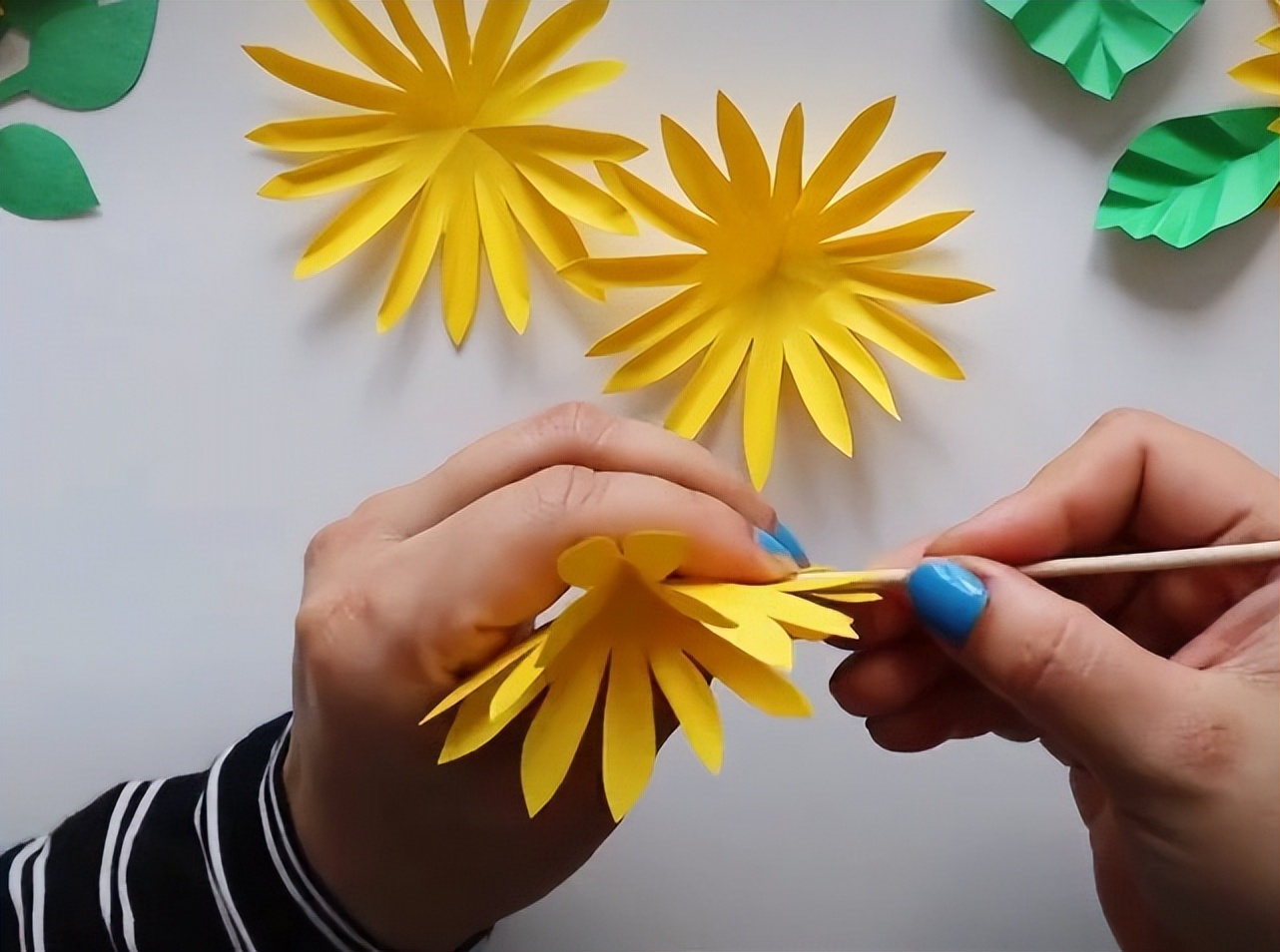 一款适合挂墙上的向日葵纸花