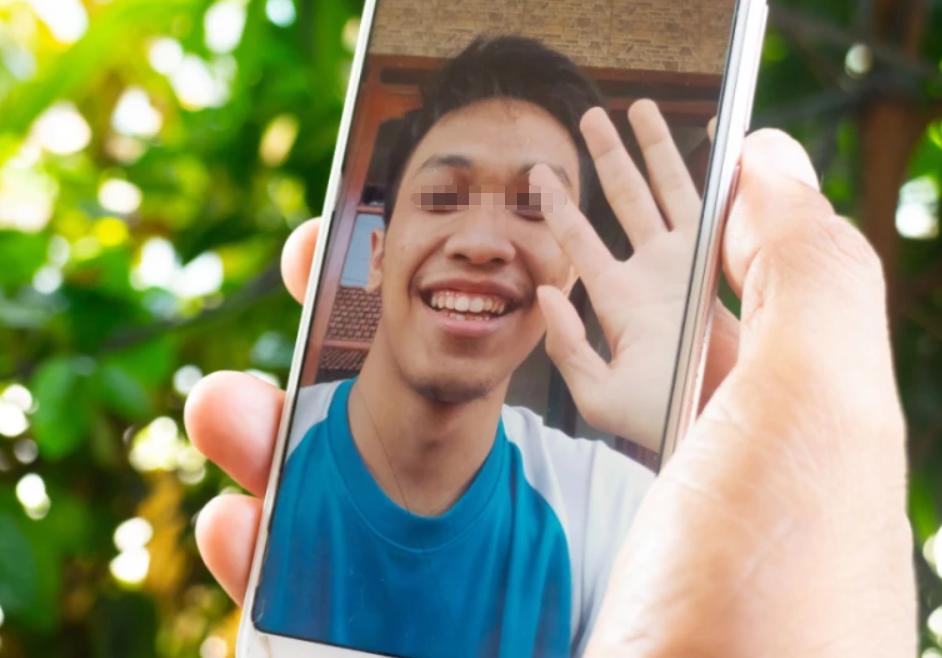 我跳到公公背上，婆婆拍手叫好，老公破口大骂，下一秒却流下泪水