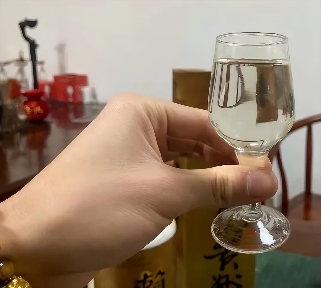 97年香港回归赖茅特制酒2斤多少钱,赖茅97香港回归纪念酒多少钱回收