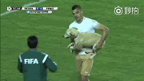 狗子突然冲进足球场，霸占足球中断比赛，但结局很可爱！