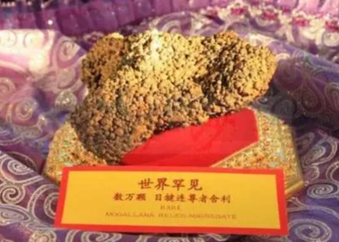 人死后的骨灰可以分几份存放吗,骨灰下葬多年后会变成什么