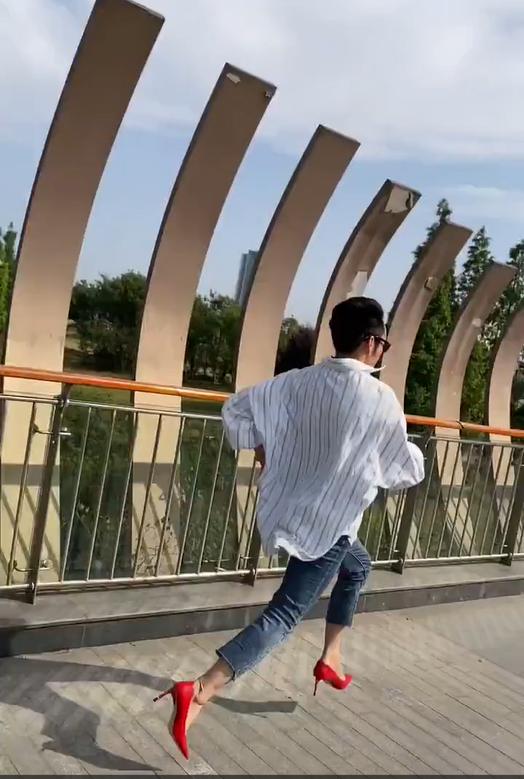 41岁大叔创业失败后穿高跟鞋火了，他做的女鞋被百万女性追捧