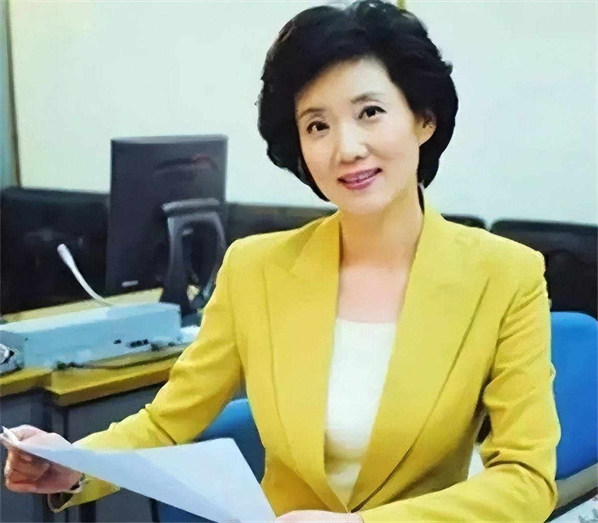 央视90后新闻联播主持人,中央台新闻联播女主持人飙泪