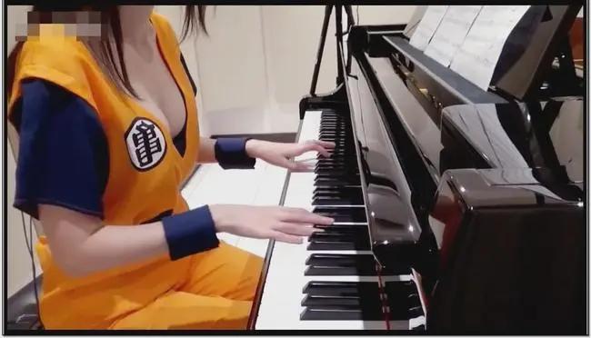 把麦克风塞进内衣、*点露**舔耳、假高潮：才艺在风骚面前一文不值