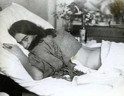 18岁车祸32次，三次流产，丈夫*引勾**小姨子，她成了全球最贵女画家