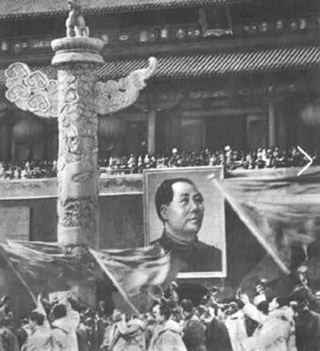 毛主席新画像挂上*安门天**，群众却提出修改意见，中央如何回应？