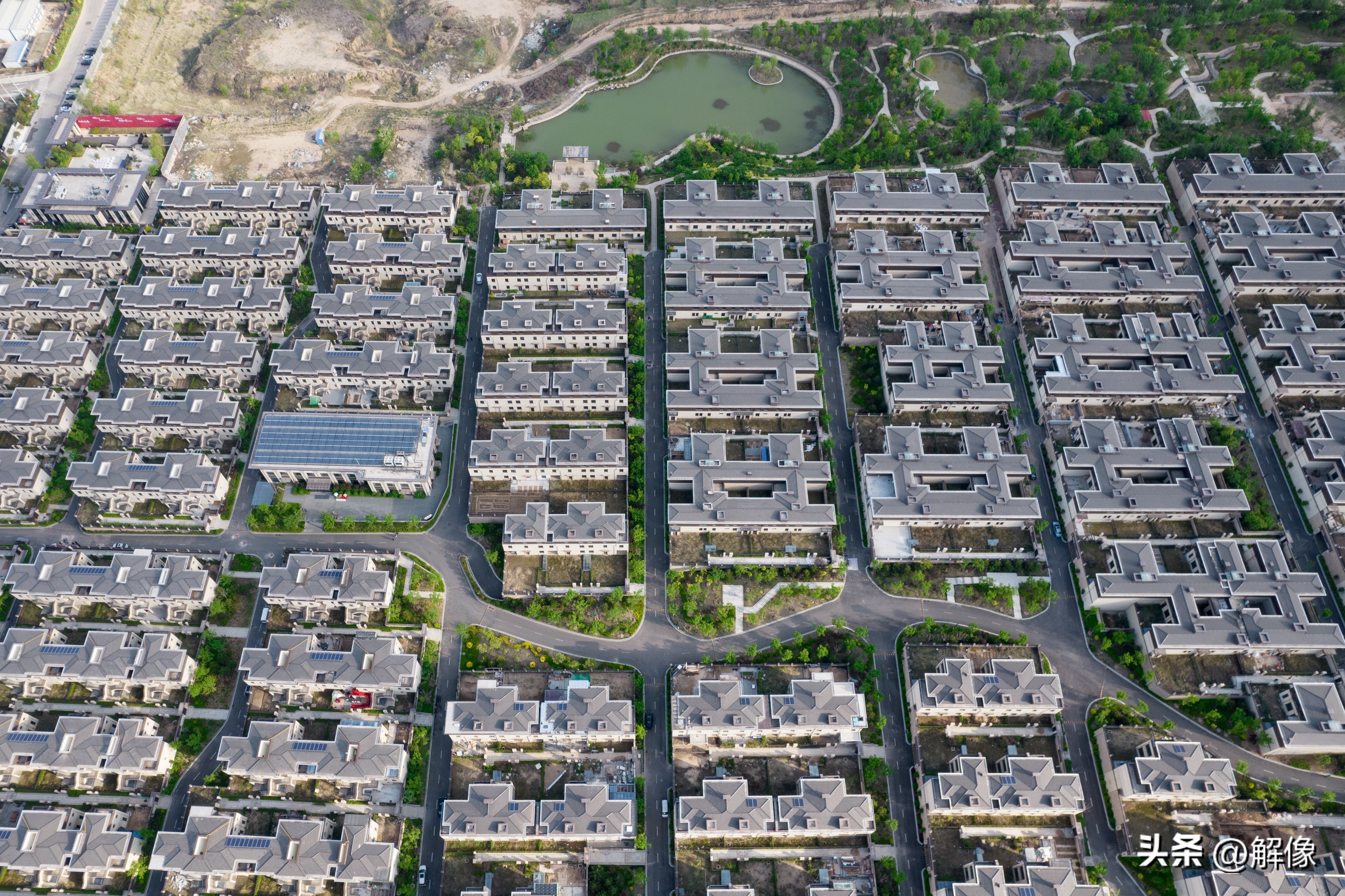 在太原泉域一级保护区的森林公园内，有一座大型别墅群！