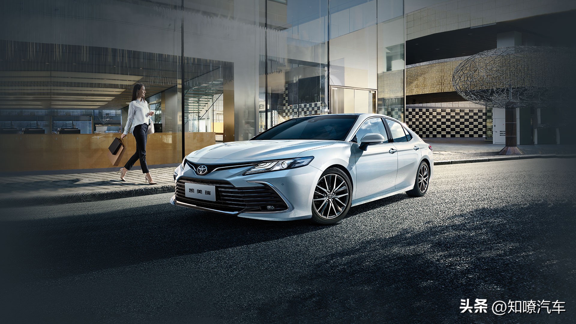 全球累销超2300万台，6、7、8代凯美瑞，谁更经典