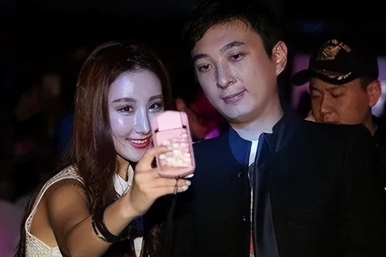 王思聪疑借好友900多万手表炫富，身边女伴颜值普通，身份惹热议