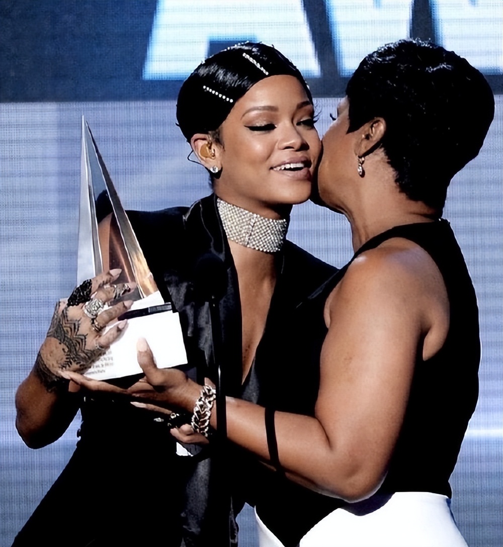 蕾哈娜资本,蕾哈娜成名之路