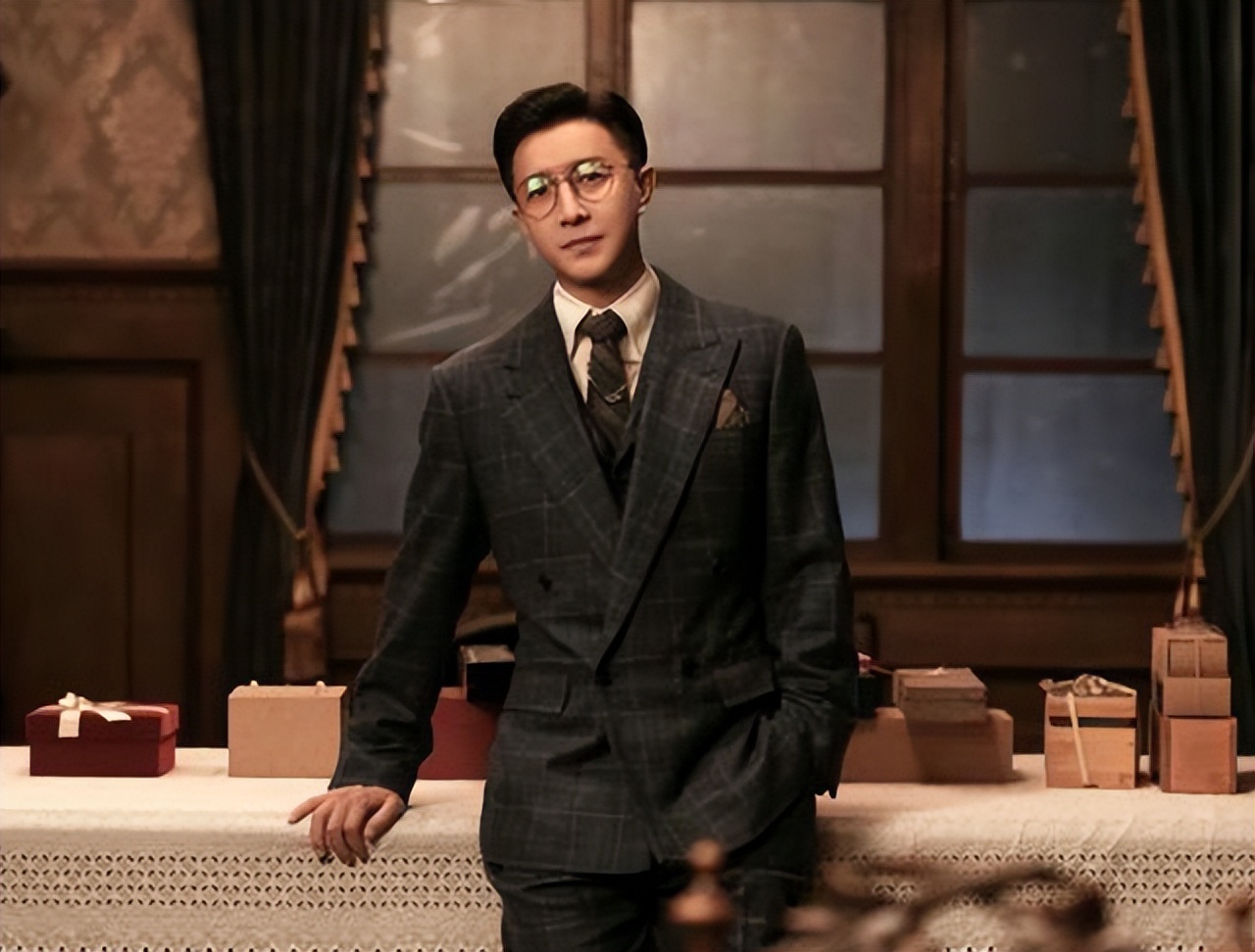 助理伺候明星捏脚,助理伺候明星跪下打伞