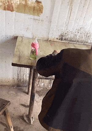 妹子的皮裤穿的真紧，有人知道妹子皮裤上的包怎么回事么，哈哈