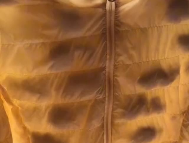 用洗衣机洗羽绒服的正确方法,女子用洗衣机洗完羽绒服