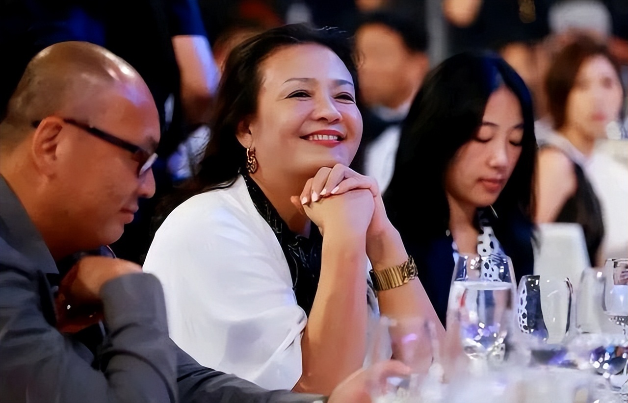 白手起家创25亿，64岁为儿子直播带货火出圈，张兰到底有多牛？