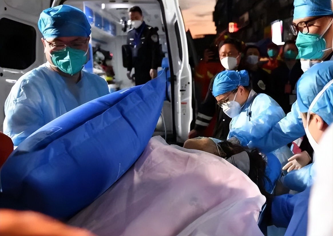 长沙女孩被困88小时被救,长沙获救女孩喝矿泉水