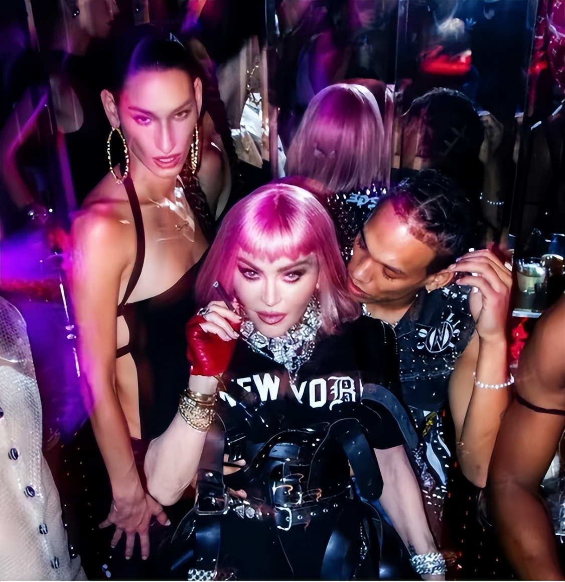 64岁歌手麦当娜玩嗨了！与23岁黑人男模当众暧昧，贴脸亲吻舔肚皮