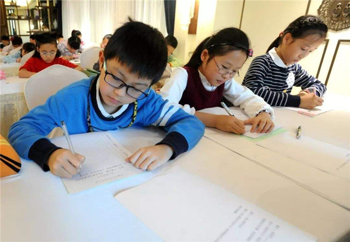 小学生写作文《我的姐姐》，老师看得笑出鹅叫，网友：回家要挨揍