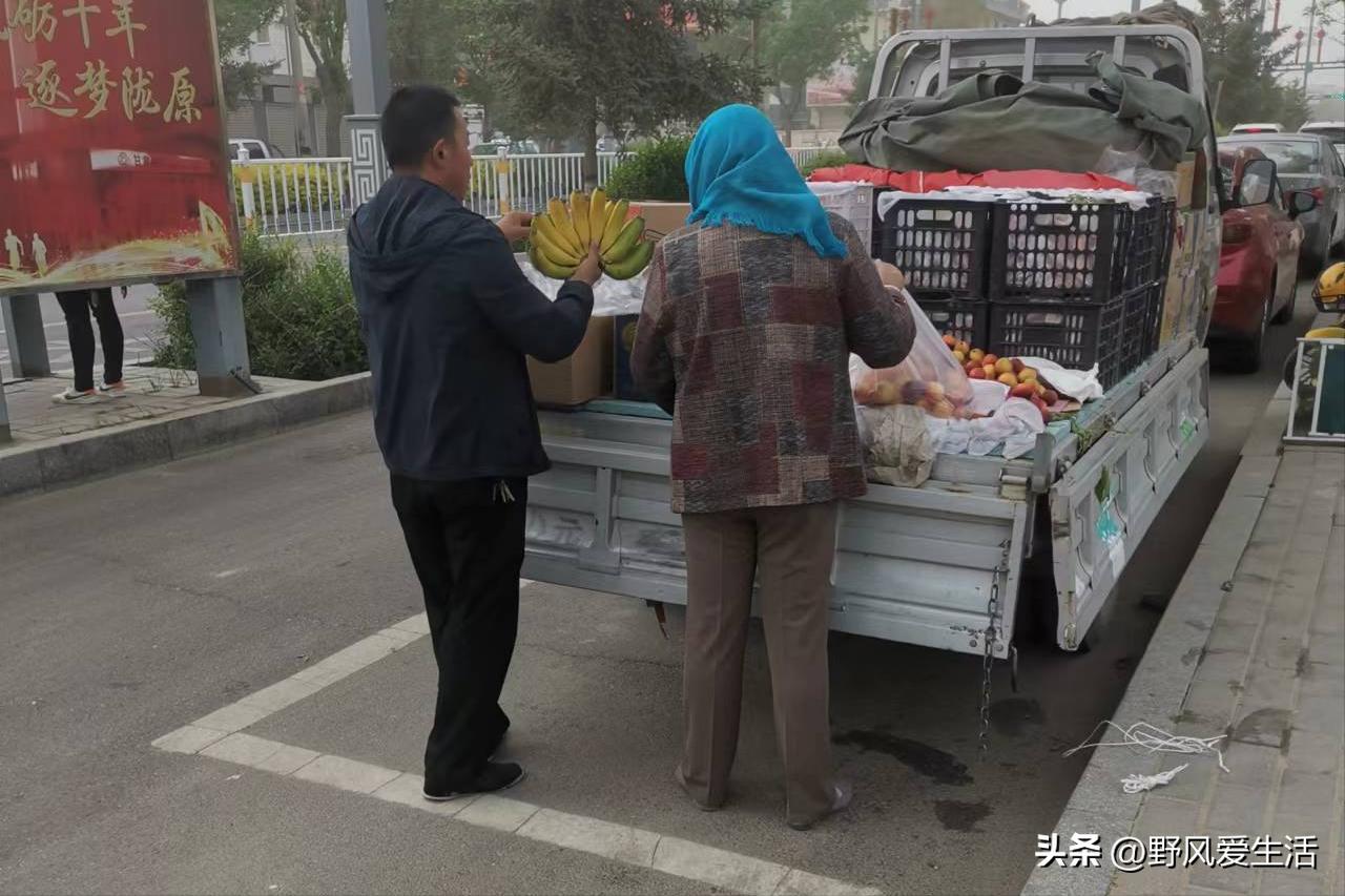 街边摆摊卖水果一天多少钱,卖水果的小摊贩一个月能挣多少钱