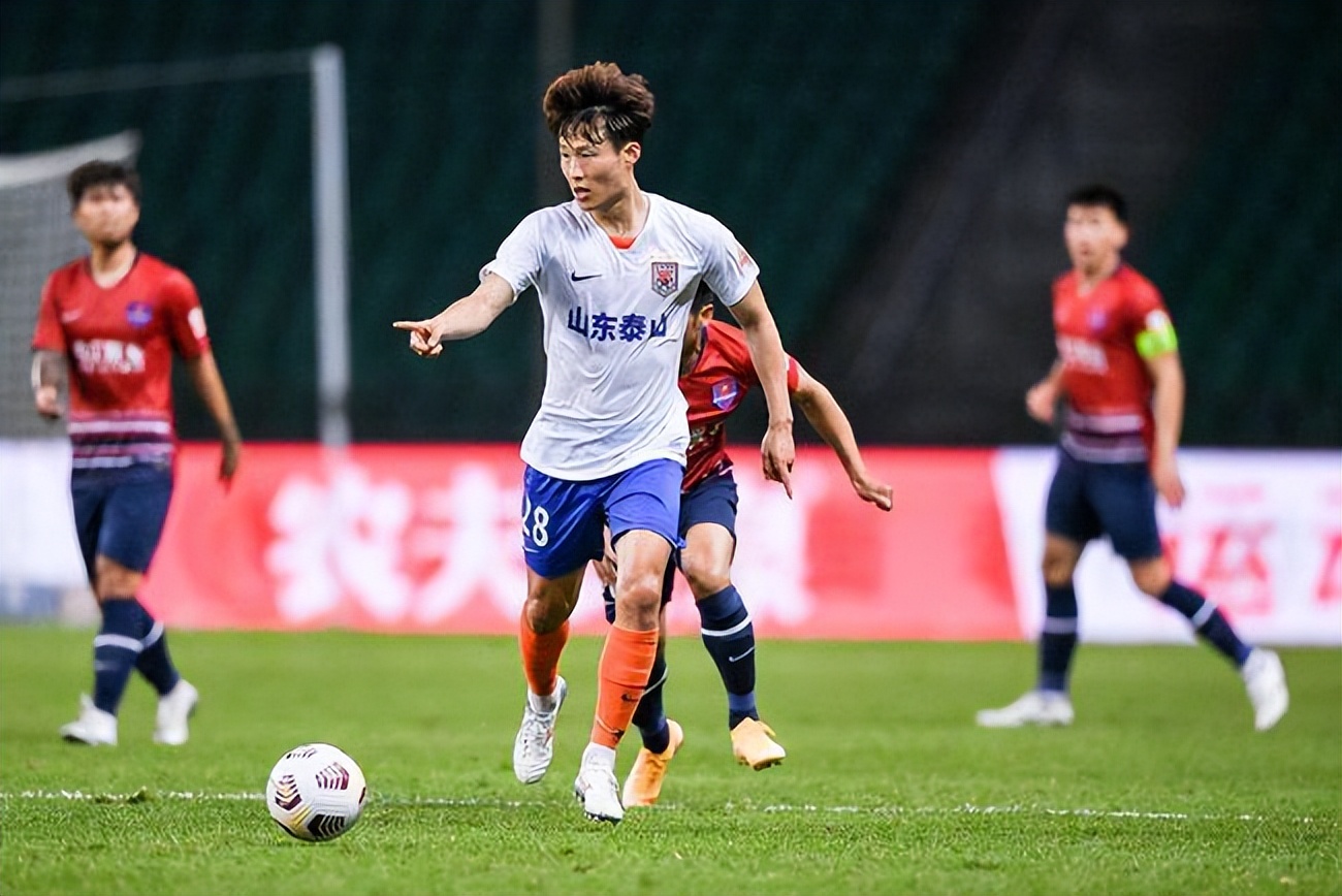 从中超到意甲，韩国后卫两年内急速攀升，用实力打脸国足大佬