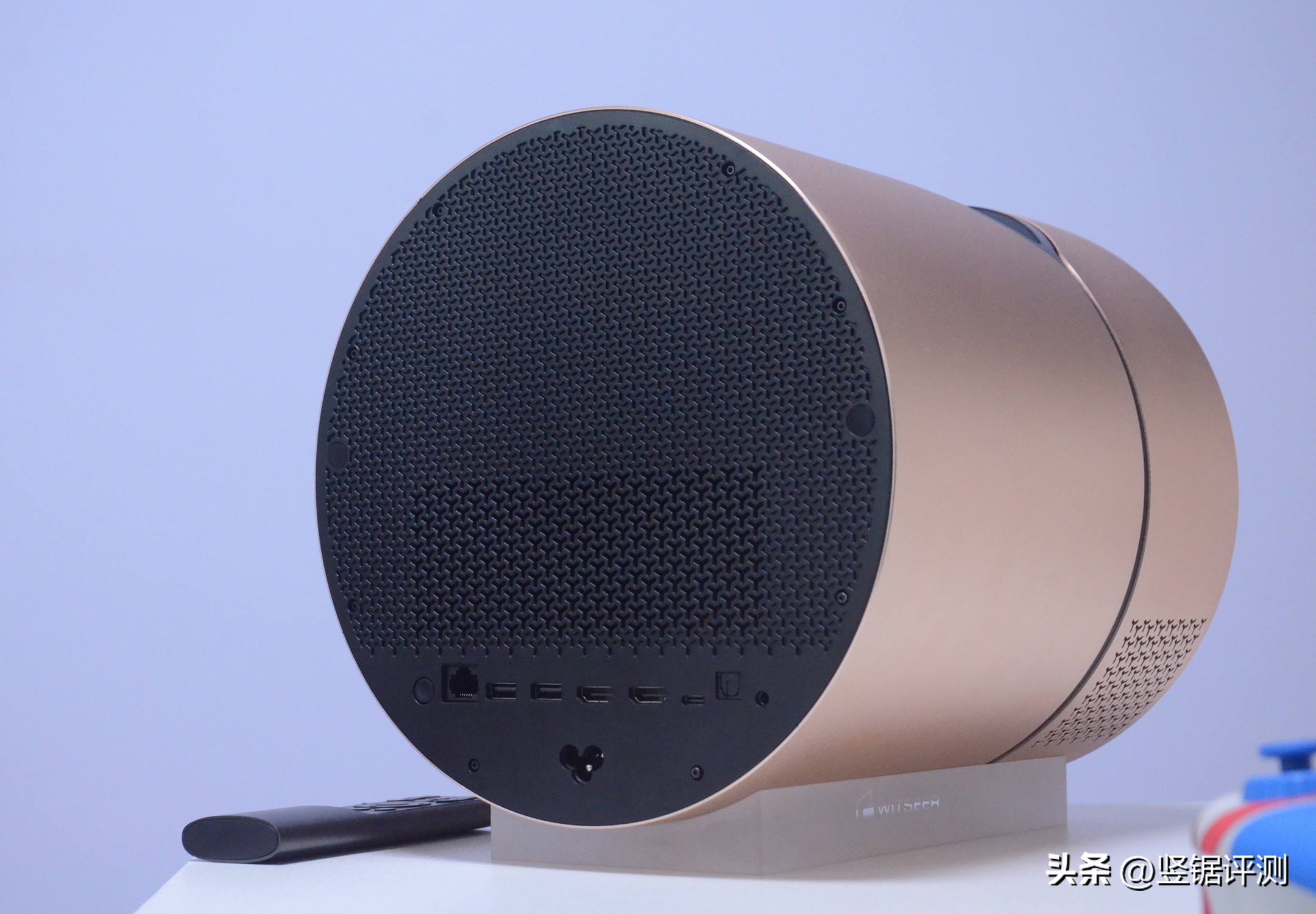 能将空墙变成“百英寸电视”？慧示全能投PLUSH3超短焦投影仪评测