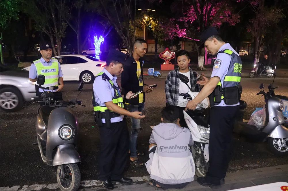 夜间巡逻坚守岗位,夜间巡逻保平安