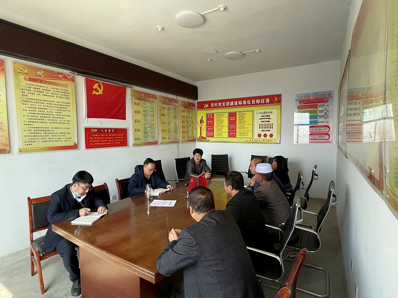 “乡村振兴你我同行”——张家川县文体广电和旅游局向帮扶村学校捐赠学习体育用品