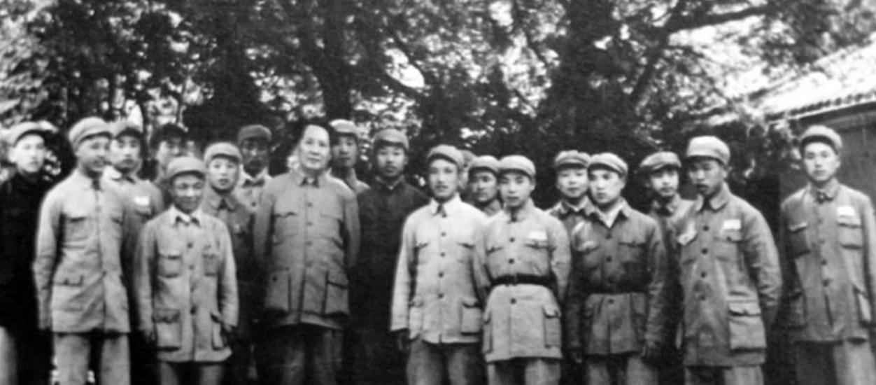 52年孔子玉陪毛主席参观孔府时，*世友许**坦言：孔家是几千年的贵族