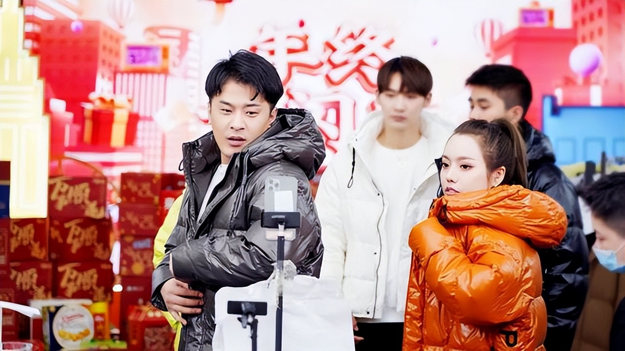 辛有志助农带货超7亿元，“火焰蓝”助力村民采摘核桃