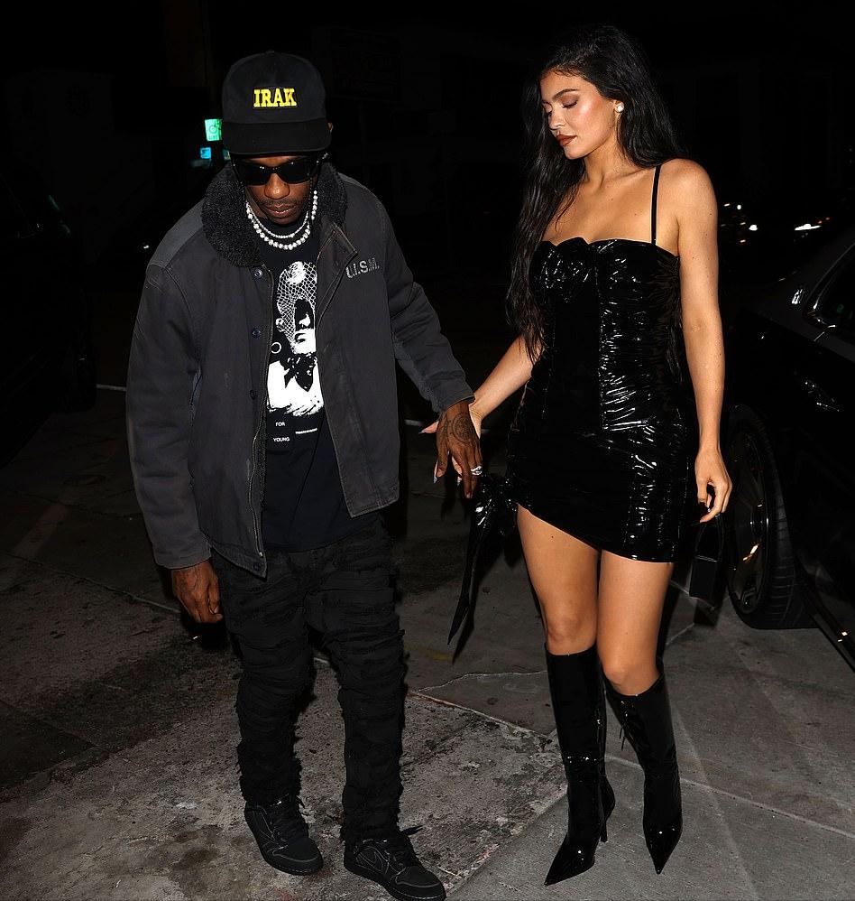 金小妹难得和黑人男友出街秀恩爱！男友总是低着头，金小妹好惊艳