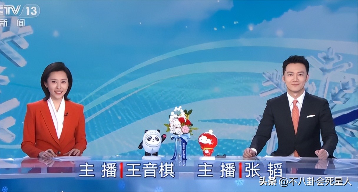 戴假发、穿半截西装、贴胶带瘦脸,原来央视的主持人这么“假”