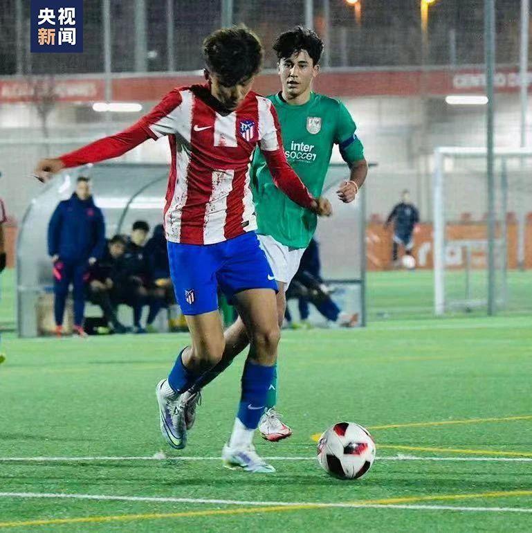 中国足球少年成为世界杯护旗手,彝族小伙担任卡塔尔世界杯护旗手