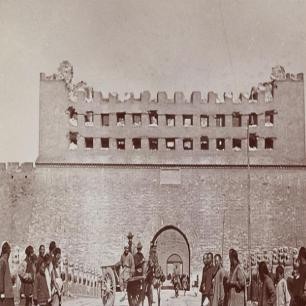 高清老照片：旗人格格大腿岔开豪放洗衣，地主三妻四妾不输女明星