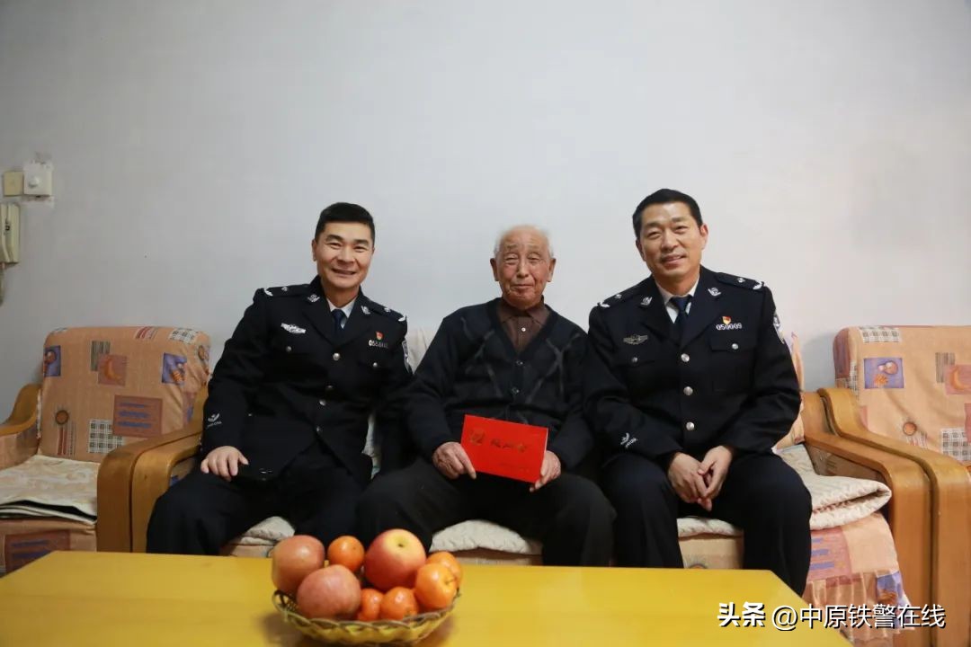 送去慰问品看望民警,送温暖慰问警察