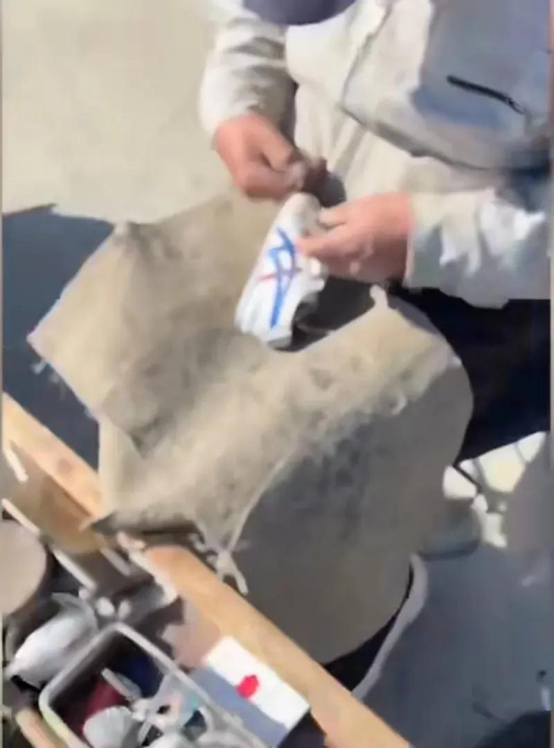 河北：男孩4百元运动鞋磨破集市大爷5块钱修好，商场说修不了