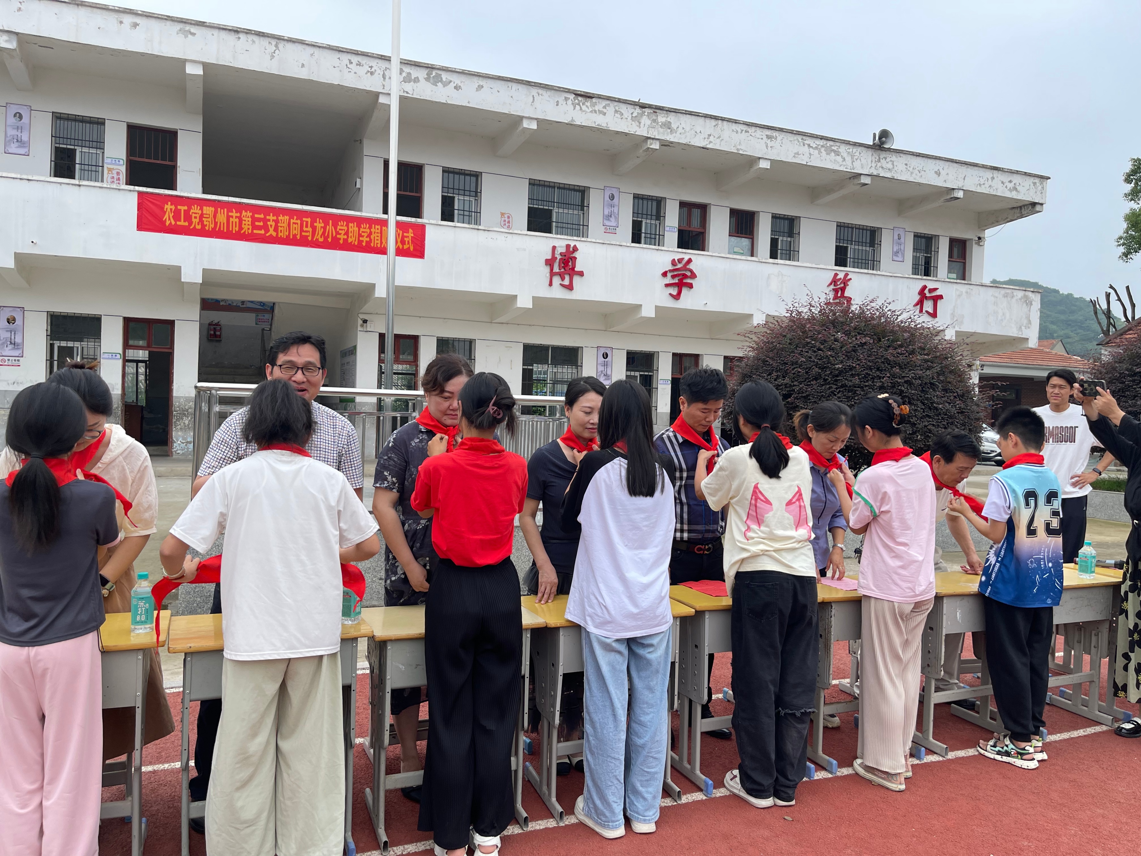 关爱贫困儿童爱心捐赠,关爱老区儿童公益活动