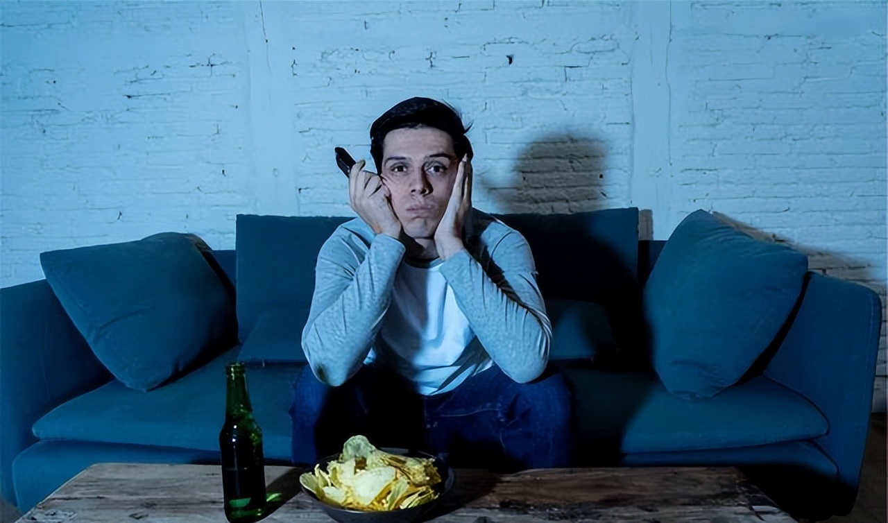 嘴巴边上起小水泡是上火吗,嘴巴周围起一串水泡