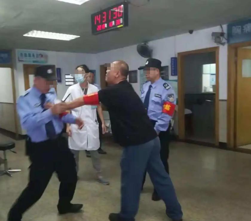 7岁男孩就医医生坠楼,7岁男童感冒去世医生跳楼