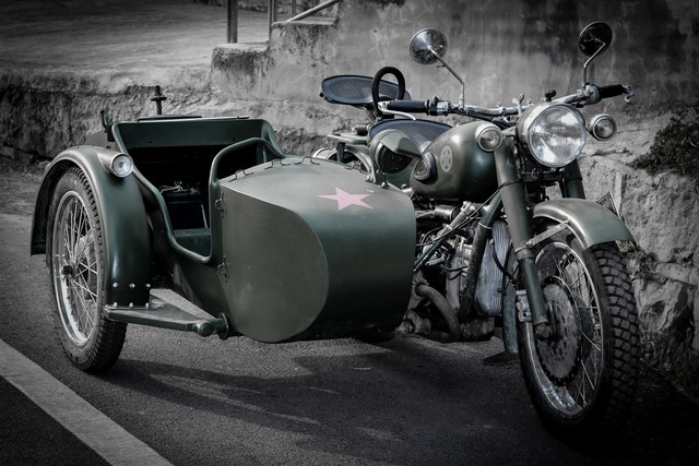 拖拉机前美女在地下趴着路沟里挎子翻了团长正往外爬。发生什么了