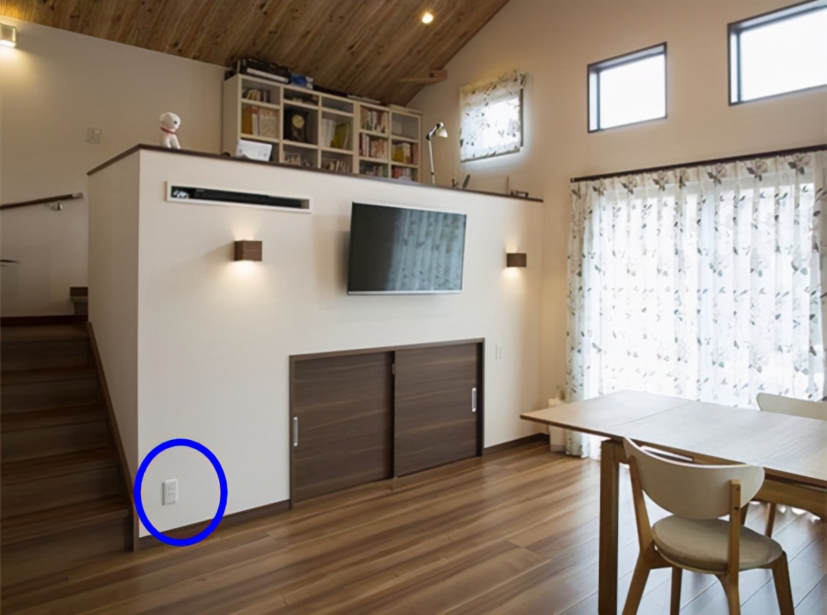 日本2米电视墙,日本家庭电视墙大白墙设计