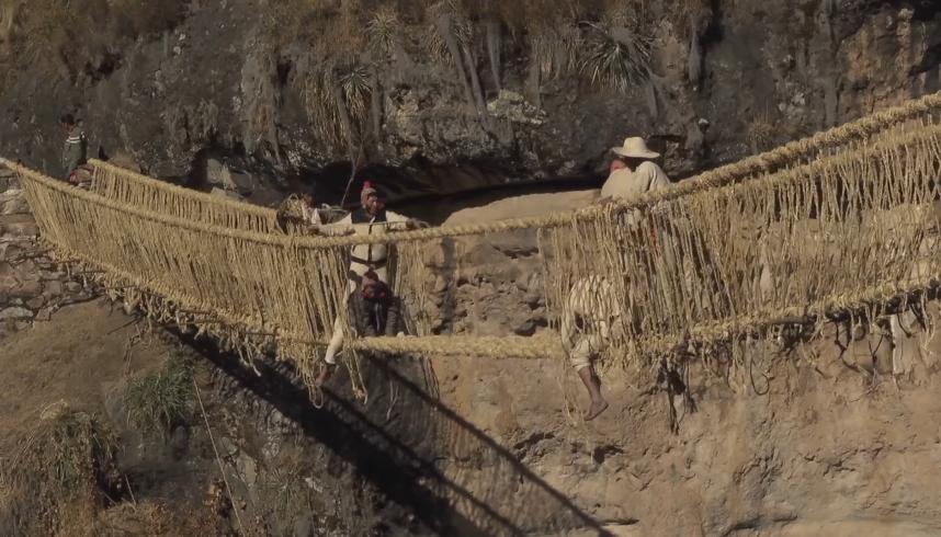 1000人用野草编织30米长的吊索桥，三天完工，每年都要换一次新桥