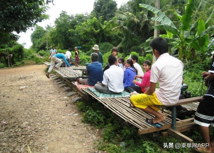 柬埔寨竹火车世界独一无二,柬埔寨火车时速仅有30公里