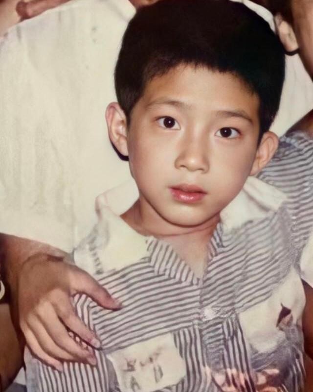 井柏然奶奶养大父母认亲视频,井柏然成为大明星后父母再来认亲