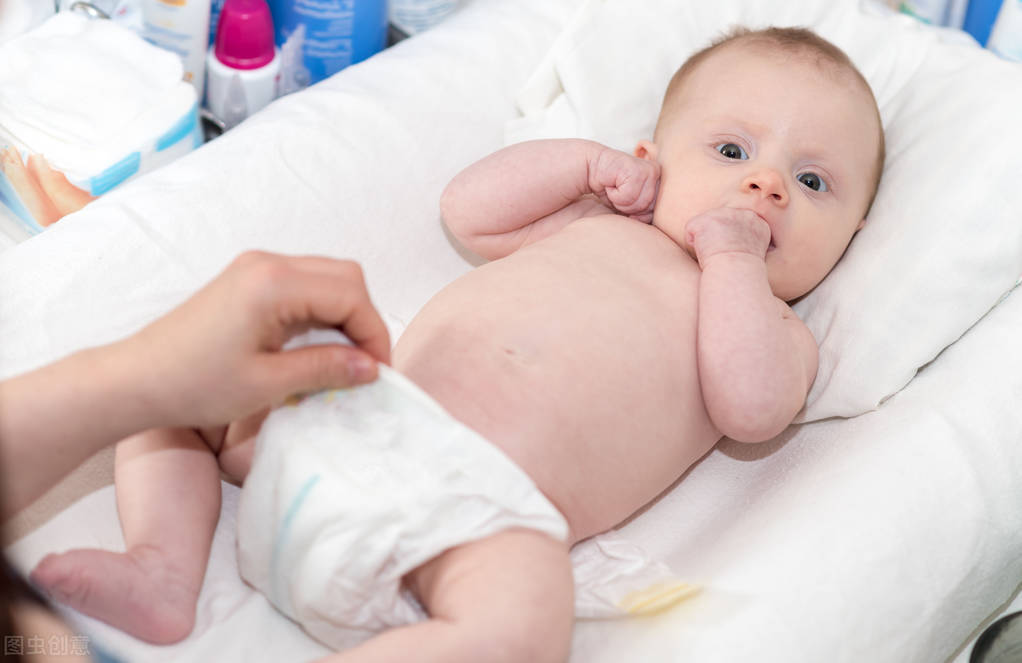 宝宝刚换完尿布又拉了要换吗,为什么宝宝每次换尿布时都会尿尿