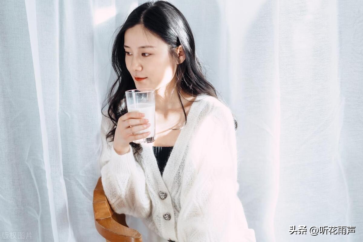 如何试探一个女人到底喜不喜欢你,女人喜不喜欢你也是可以看出来的