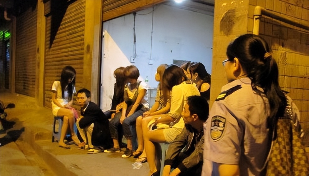 17年27岁女子出租屋内卖淫，一次50到200元，为何民警还给她捐钱