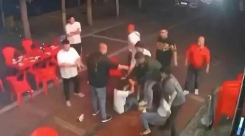公安部回应唐山烧烤店打人事件,目击者说唐山烧烤店打人事件
