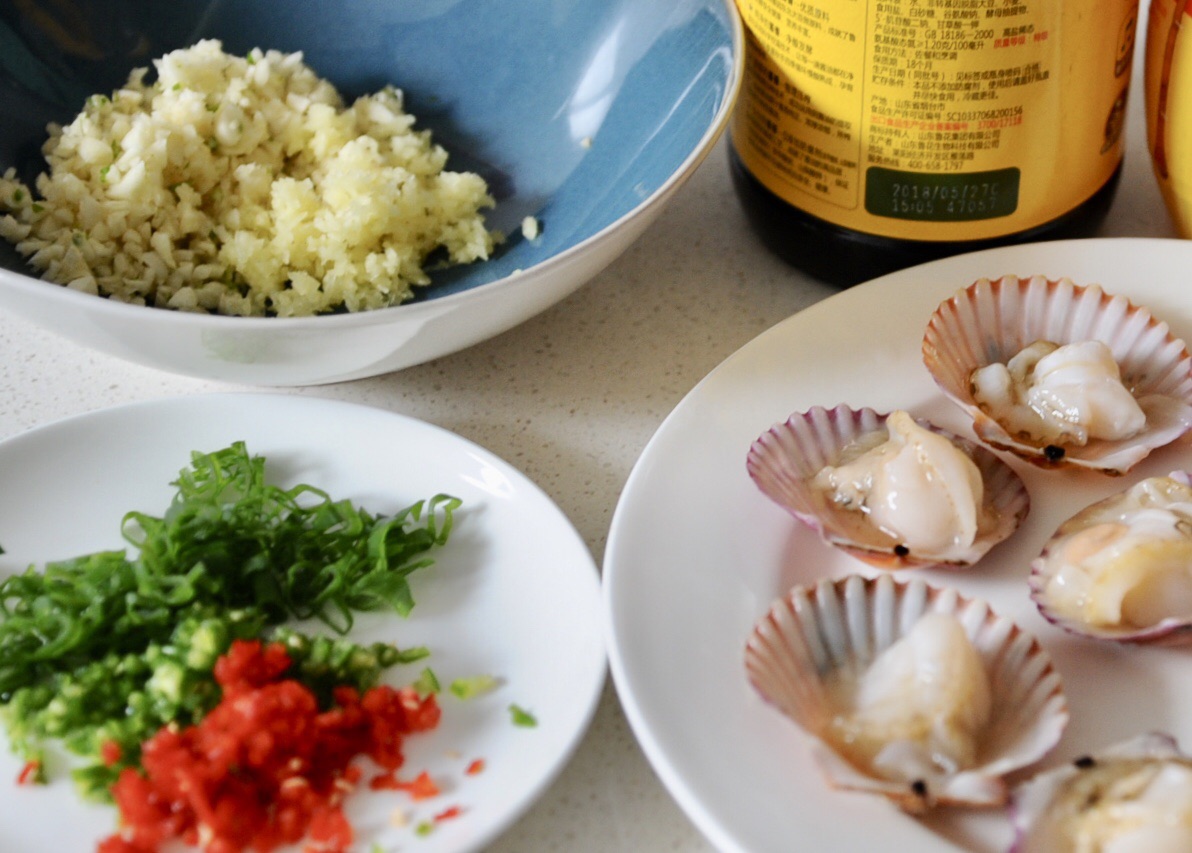 蒜蓉粉丝蒸扇贝好吃得不得了,蒜蓉粉丝蒸扇贝香辣爽口过瘾