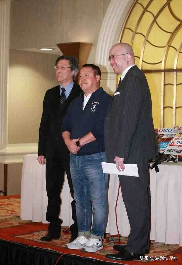 曾志伟与性感女模当众亲吻引网友吐槽，女方疑是香港富豪干女儿