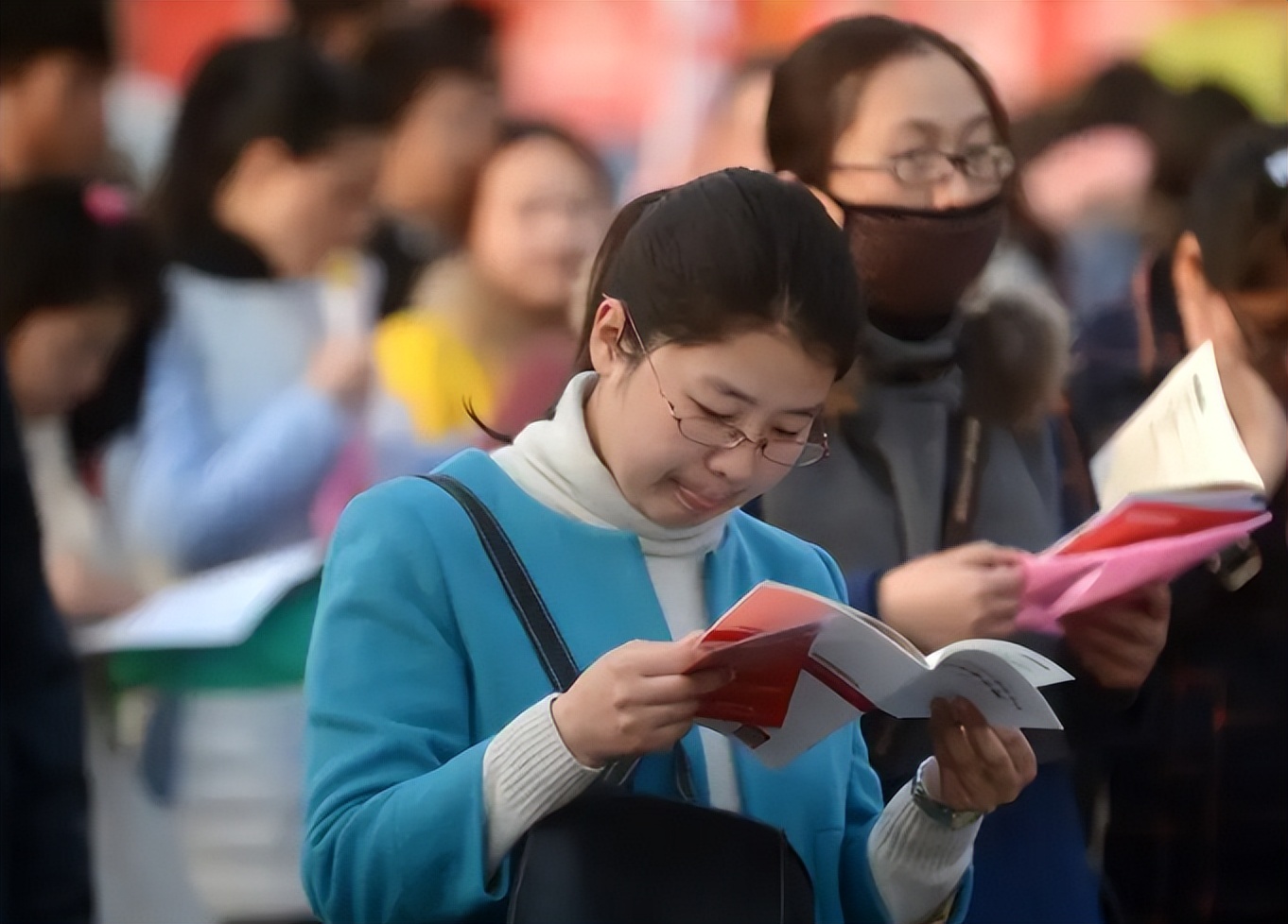 公务员与事业单位的待遇对比,待遇比较好还容易上岸的公务员