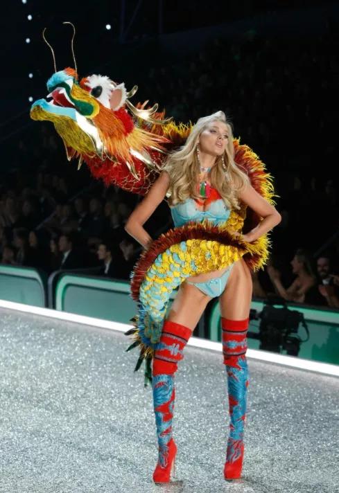 2018维密秀奇葩造型,维密走秀扑棱蛾子